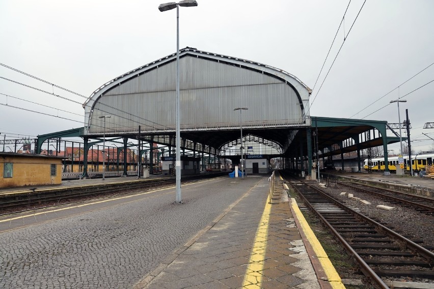 Perony zamknięte dla podróżnych, trwa remont dworca w Legnicy [ZDJĘCIA]