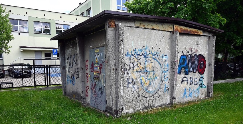 Osiedle Młodych w Olkuszu „tonie” w graffiti. Głos mają kibice, ale nie tylko. Zobaczcie ZDJĘCIA