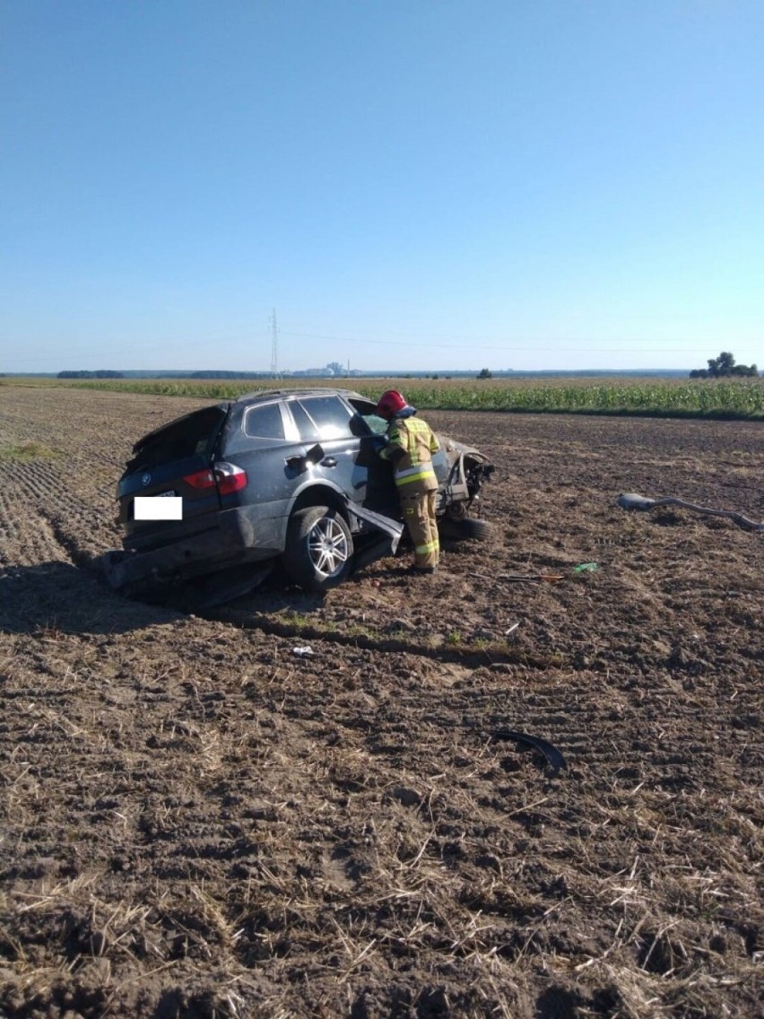 Dachowanie BMW na Drodze Wojewódzkiej nr 491. Kierowca przewieziony do szpitala