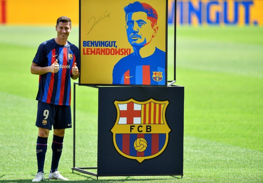 Robert Lewandowski powitany na Camp Nou! Warszawiak zagra z "dziewiątką" na plecach