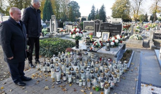 Władze samorządowe od lat 2 listopada wybierają się na krotoszyński cmentarz, by wspominać zmarłych pracowników, radnych i osoby zasłużone dla Ziemi Krotoszyńskiej.
