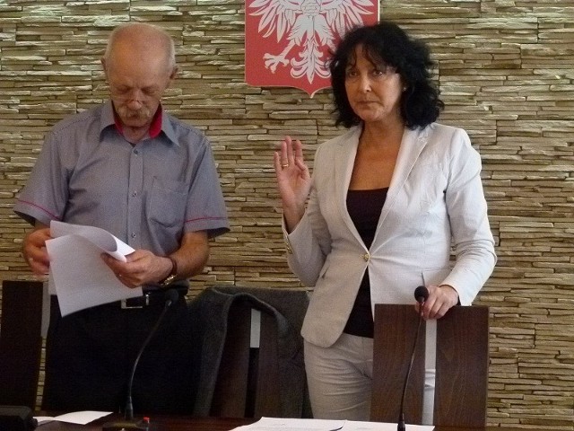 Bolesław Heichman, szef rady odbiera przysięgę od radnej Rogowskiej-Tylman