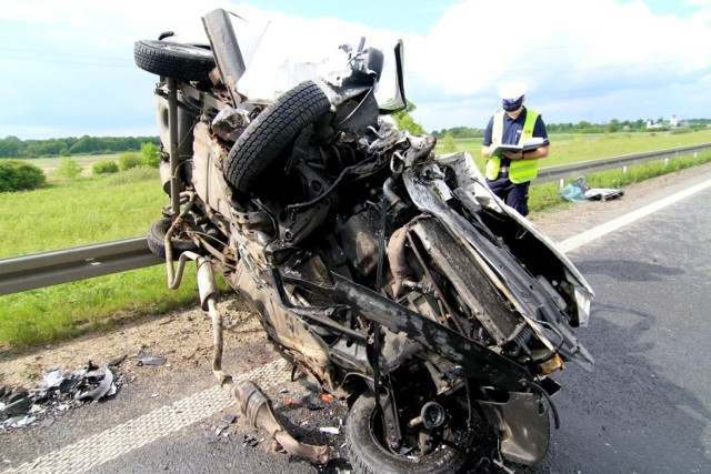 Samochód dostawczy typu pick up, jadący od strony Siechnic, z nieznanych przyczyn zjechał nagle na lewy pas drogi i zderzył się z pojazdem marki Skoda nadjeżdżającym z naprzeciwka. Kierowca jadący busem za skodą, widząc wypadek, próbował  uniknąć zderzenia. Zaczął gwałtownie hamować, wpadł w poślizg i uderzył w barierkę energochłonną.

Strażacy musieli ciąć samochód, żeby wyciągnąć rannego kierowcę z pojazdu. Trafił on do szpitala, jego życiu nie zagraża niebezpieczeństwo. Ponadto w wypadku brały udział jeszcze trzy osoby, ale nie zostały one poważnie poszkodowane. 

Wschodnia obwodnica Wrocławia była zablokowana. Konieczne było wyznaczenie objazdów.