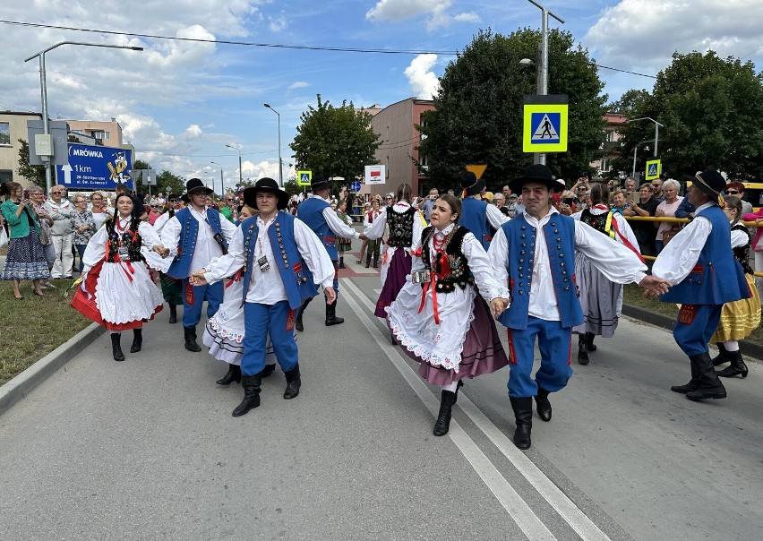 Parada ulicami Opoczna, od kościoła pw. Podwyższenia Krzyża...