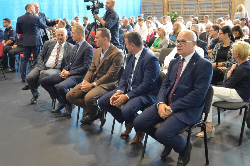 Powiatowa inauguracja rekordowego roku szkolnego 2022/2023. Wręczono awanse nauczycielom i powierzono stanowiska dyrektorom