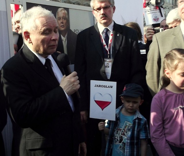 Uroczystości zorganizowane przez środowiska prawicowe rozpoczęły się na Rynku Gł&oacute;wnym. Jarosław Kaczyński otworzył wystawę o swoim zmarłym bracie. Fot. Piotr Drabik