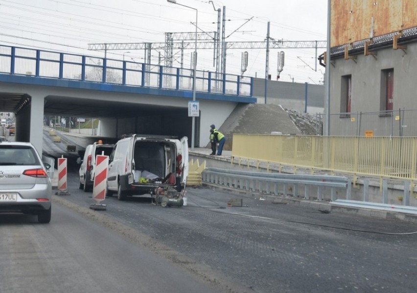 Na ul. Krakowskiej na ostatnią warstwę asfaltu czeka jezdnia...