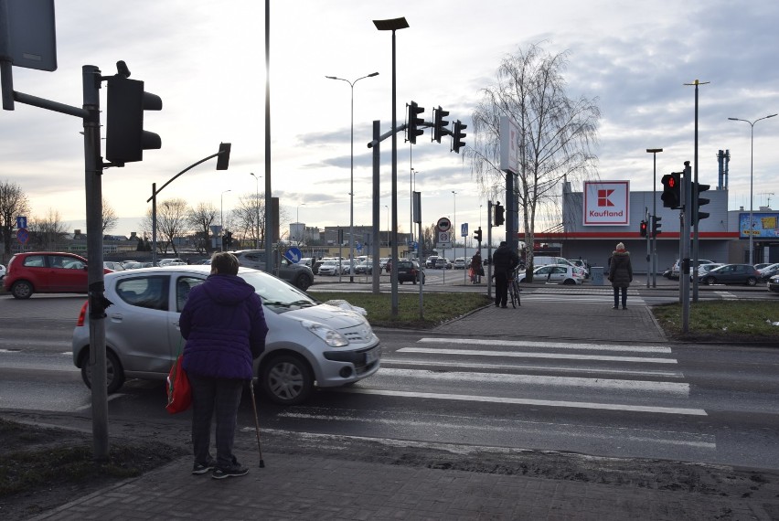 Piesi będą mieli więcej czasu na przejście skrzyżowania przy...