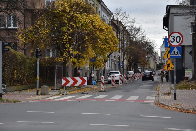 W poniedziałek (8 listopada) drogowcy przygotowywali ulicę do przeprowadzenia tam kolejnych prac. Te według zapewnień urzędników mają rozpocząć się we wtorek (9listopada) rano