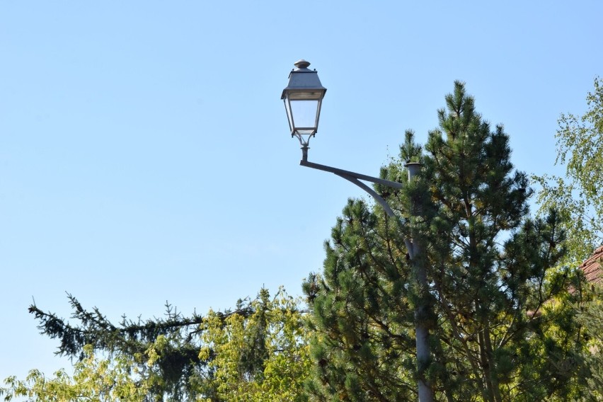 Na ulicy koło Kadzielni w Kielcach wymienili stare lampy na inne stare. Mieszkańcy są zbulwersowani 