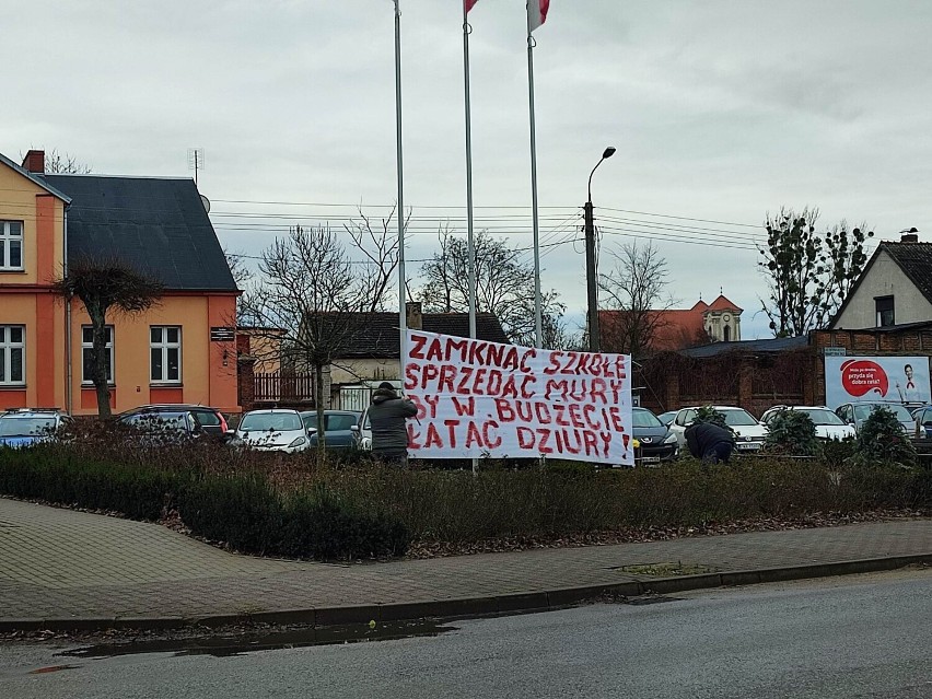 Protest pod urzędem gminy Wągrowiec. Rodzice nie chcą likwidacji i przekształcenia szkół w Wiatrowie, Siennie i Łaziskach 