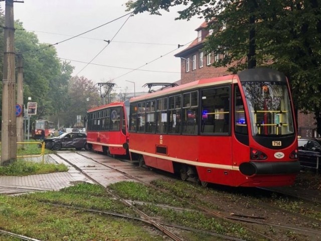 Zderzenie tramwaju z samochodem osobowym w Bytomiu. Trwa akcja służb