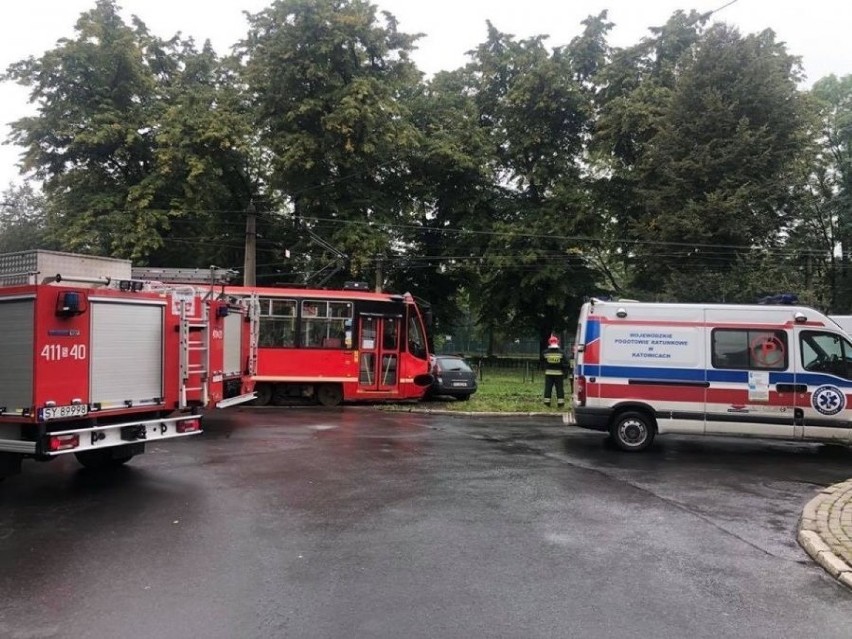 Zderzenie tramwaju z samochodem osobowym w Bytomiu. Trwa...