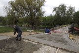 Inwestycje. Budują chodnik przy małym mostku w Golubiu-Dobrzyniu - zobacz zdjęcia