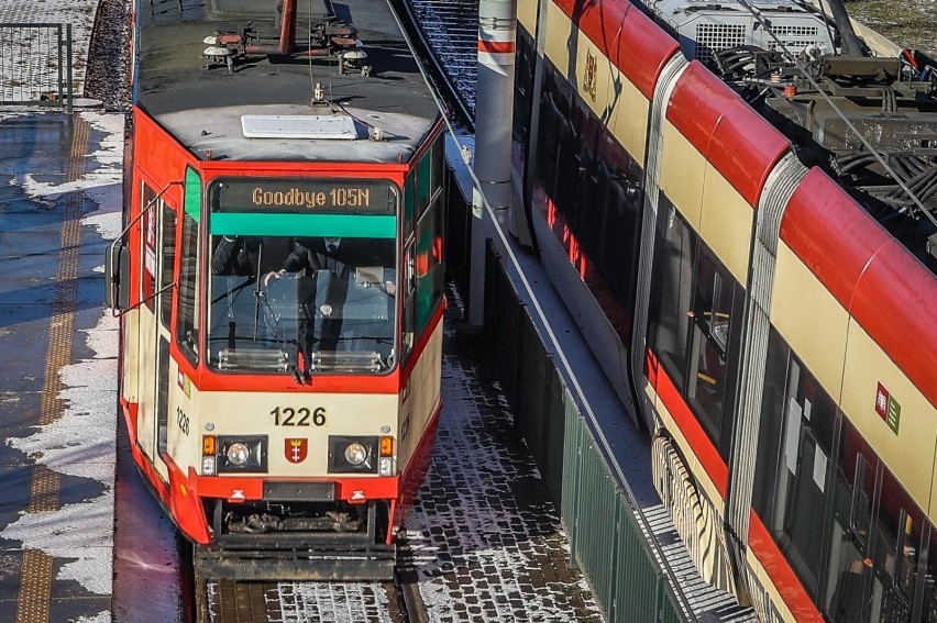 Huczne pożegnanie tramwajów "105" zwieńczył złamany pantograf. Motorniczy nieoczekiwanie zmienił trasę przejazdu