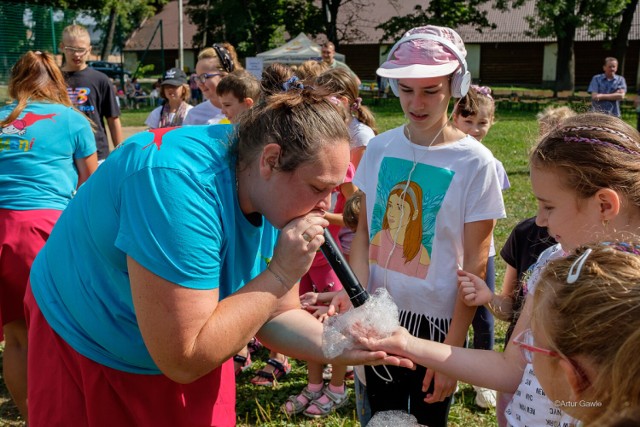 W pikniku, który odbył się przy Słonecznym Wzgórzu, wzięło udział około 130 osób, w tym dzieci z rodzin zastępczych