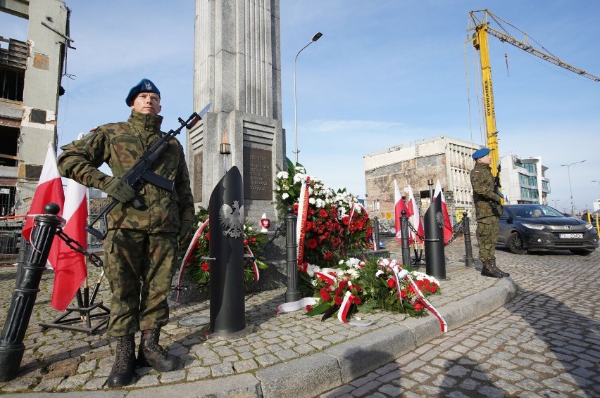 Przedstawiciele władz regionu złożyli wieńce przed Pomnikiem Niepodległości w Kielcach. Na uroczystość było wielu patriotów. Zobacz zdjęcia