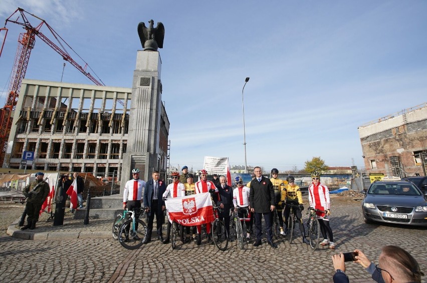 Przedstawiciele władz regionu złożyli wieńce przed Pomnikiem Niepodległości w Kielcach. Na uroczystość było wielu patriotów. Zobacz zdjęcia