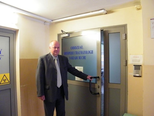 Dyrektor Janusz Nowak przed wejściem na oddział ortopedyczny