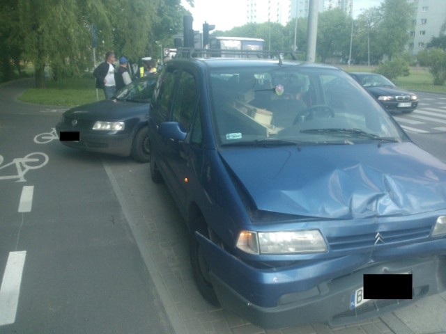 Kolizja nie spowodowała większych utrudnień ruchu na rondzie.