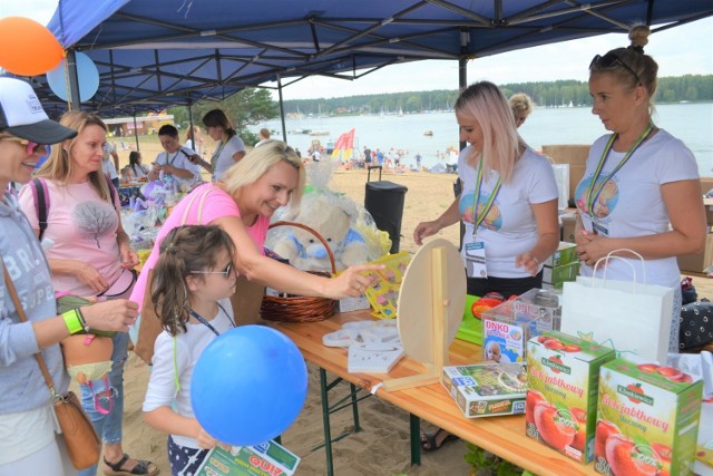 Stowarzyszenie zorganizowało na plaży głównej w Pieczyskach  trzeci już festyn charytatywny na rzecz dzieci przebywających na oddziale onkologii szpitala im. Jurasza w Bydgoszczy. Współorganizatorami imprezy byli też M-GOK i M-GOSiR, a także Urząd Miejski  w Koronowie. W  tym samym miejscu i czasie  policjanci z KWP i KMP zorganizowali akcję „Kręci mnie bezpieczeństwo nad wodą”. Dopisała pogoda i wolontariusze (było ich 29). Swe stoiska wystawiły m.in. panie z KGW Bytkowice, Okole i Stopka i firma Rewita, pływał  dla dzieci z „onkologa” statek Niwa Arkadiusza Studzińskiego, wspomogły też akcję firmy „Pomysłowy Dobromir i „Wesolandia”.


Zobacz także wideo:  Prognoza pogody dla kujawsko-pomorskiego:  8-15 sierpnia 2019.

