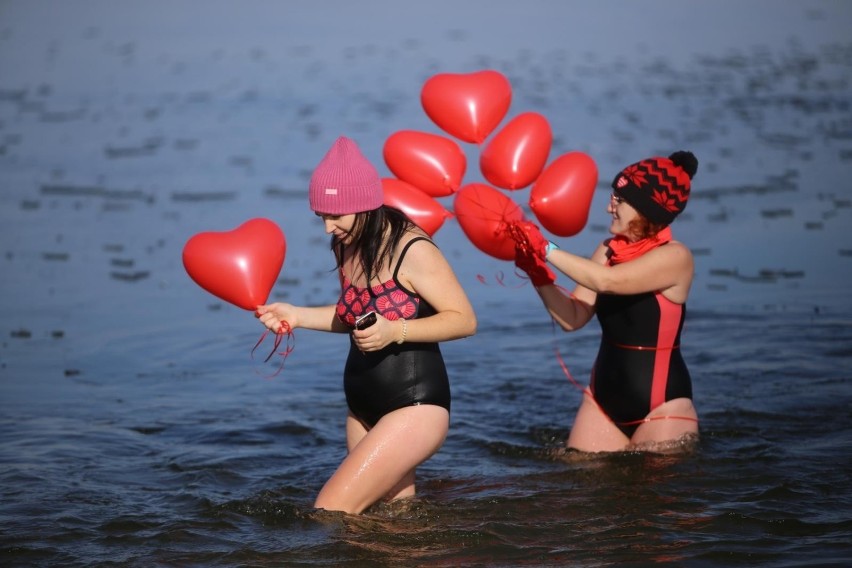 Walentynkowe Morsowanie na Pogorii przyciągnęło wiele osób...