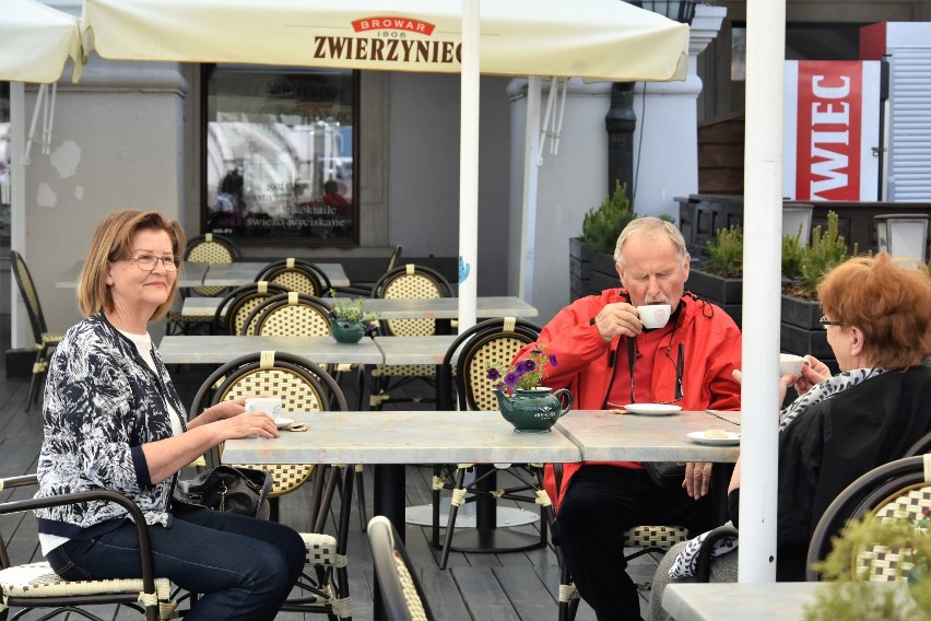 W ograniczonym zakresie zaczęły działać bary, restauracje i...