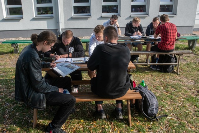 Uczniowie Zespołu Szkół Łączności w Poznaniu biorą udział w lekcjach na świeżym powietrzy. Dyrektor ZSŁ tłumaczy, że w ten sposób zmniejsza się tłok w budynku szkoły, co minimalizuje rozpowszechnianie się koronawirusa. 

Kolejne zdjęcie --->