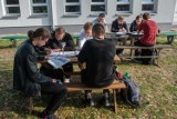 Szkoła w Poznaniu prowadzi lekcje na świeżym powietrzu. Tak minimalizuje ryzyko zakażenia koronawirusem