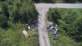Inspektorzy WIOŚ przy pomocy drona namierzyli nielegalne składowisko odpadów w Nowej Wsi Lęborskiej