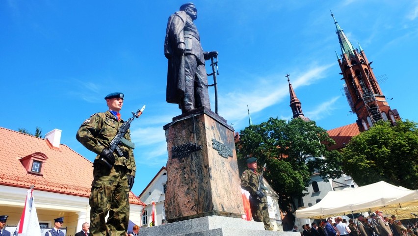 Uroczystości odbyły się pod pomnikiem marszałka Józefa...