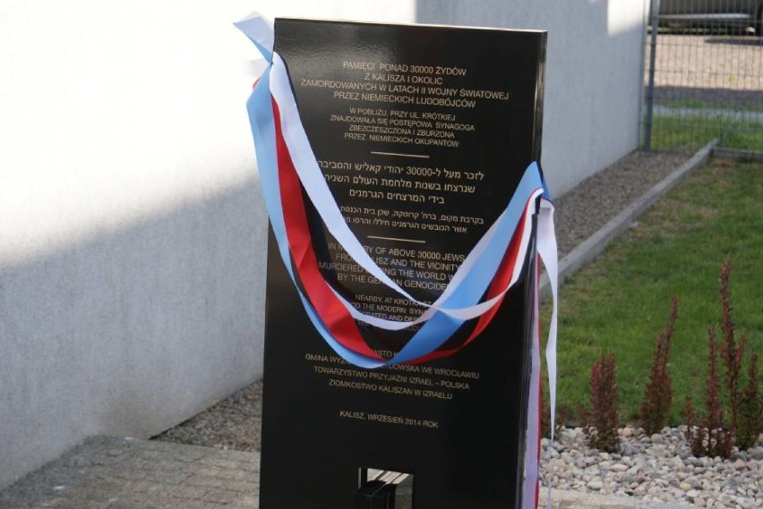 W Kaliszu zdewastowano tablicę poświęconą pamięci kaliskich Żydów [FOTO]