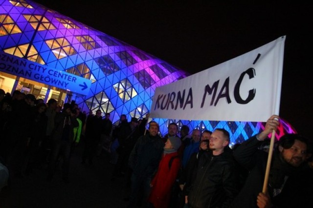 Listopad 2013 r.

Nie wszyscy tak entuzjastycznie podeszli do funkcjonalności i przydatności Poznań City Center.

Podczas pierwszego flashmoba niezadowoleni protestowali pod obiektem z wielkim "Kurna mać", który nawiązywał  rysunku Marka Raczkowskiego



Poznań City Center na poznan.naszemiasto.pl