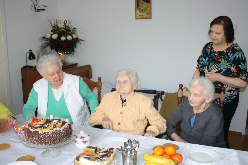 Feliksa Wojtyla z Żarek skończyła sto lat. Jaki jest jej przepis na zdrowie? Ciężka praca [ZDJĘCIA]