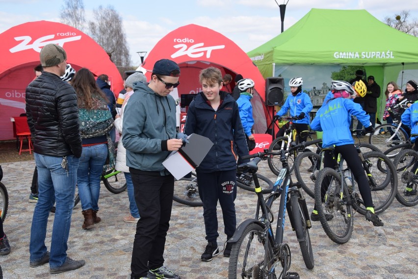 Fani rowerów oficjalnie rozpoczęli sezon w Supraślu. Zobacz atrakcje w rowerowym miasteczku (zdjęcia, wideo)