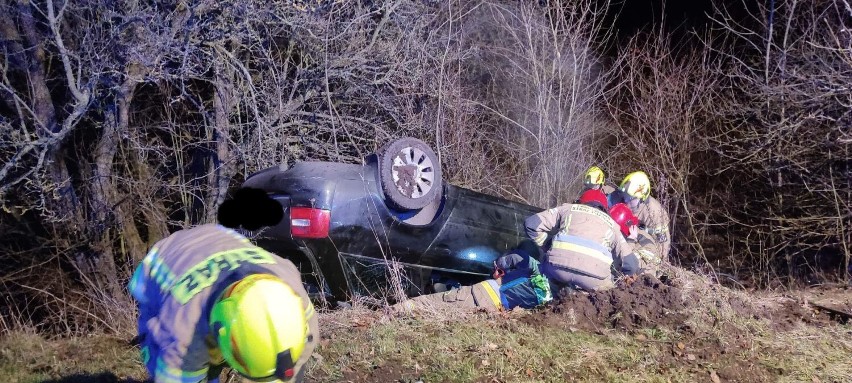 Groźny wypadek w Bagiczu pod Kołobrzegiem. Dachował samochód kierowany przez 22 - latka