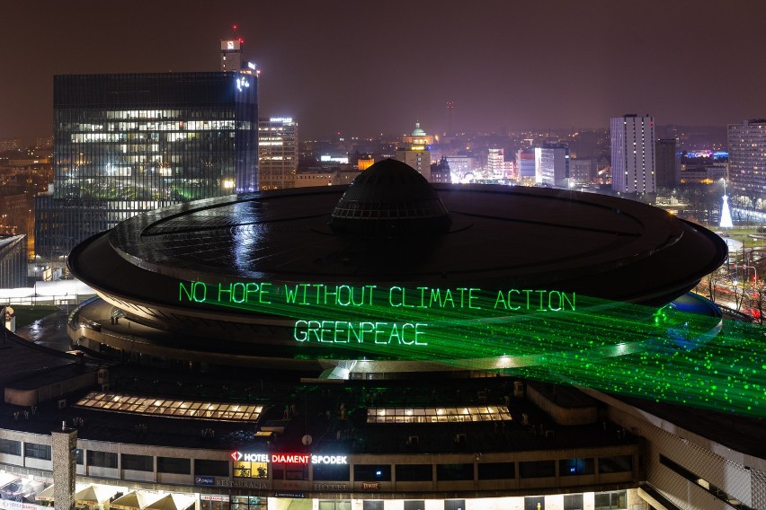 Greenpeace wyświetlił na Spodku napis, interweniowała policja [ZDJĘCIA]
