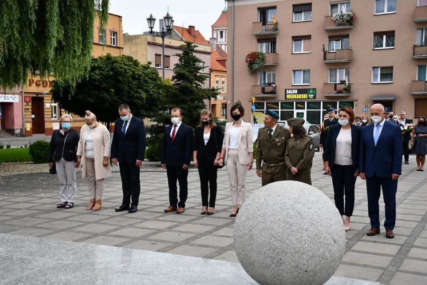 Powiat górowski. Samorządowcy uczcili setną rocznicę zwycięstwa Bitwy Warszawskiej. Oddali hołd bohaterom [ZDJĘCIA]