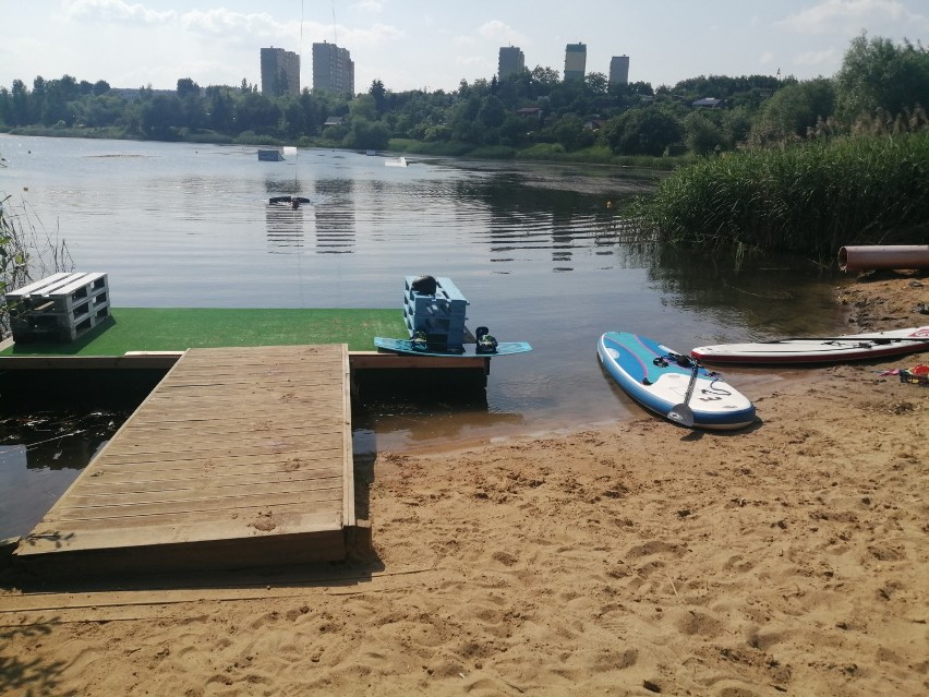 Gniezno: popołudniowy relaks nad jeziorem Winiary. Nie tylko plaża i spacer,ale także otwarty już Wake Park!