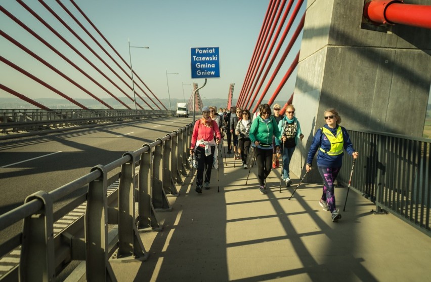 Kulturalnie, zdrowo i sportowo, czyli marsz nordic walking i wspólna zabawa w szkole w Nowym Dworze [ZDJĘCIA]