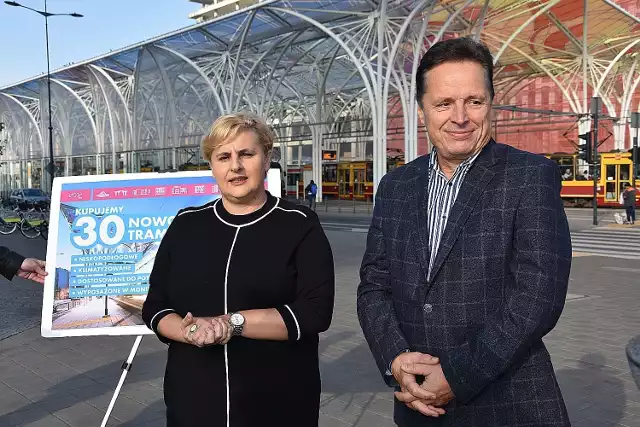 Agnieszka Kowalewska-Wójcik i Zbigniew Papierski cieszą się, że oferty w przetargu na zakup tramwajów nie były za bardzo wysokie.