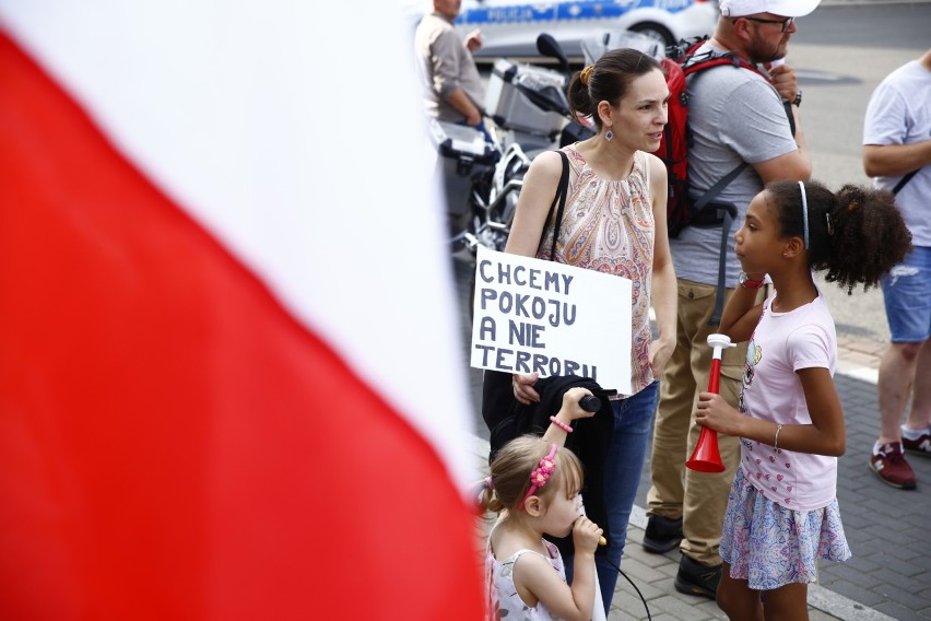 Warszawa. Protest na placu Bankowym. "Stop ustawie Przestępczość+". Manifestacja przejdzie pod Sejm