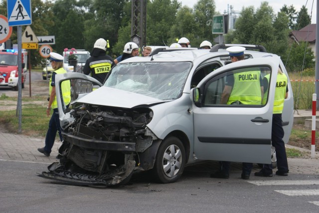 Wypadek w Skarszewie pod Kaliszem. Samochód osobowy zderzył się z autobusem PKS Kalisz