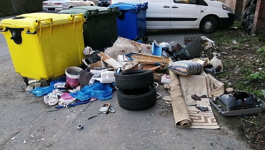 Śmietniska obok koszy na śmieci: opony, worki ze śmieciami, odpady budowlane...  