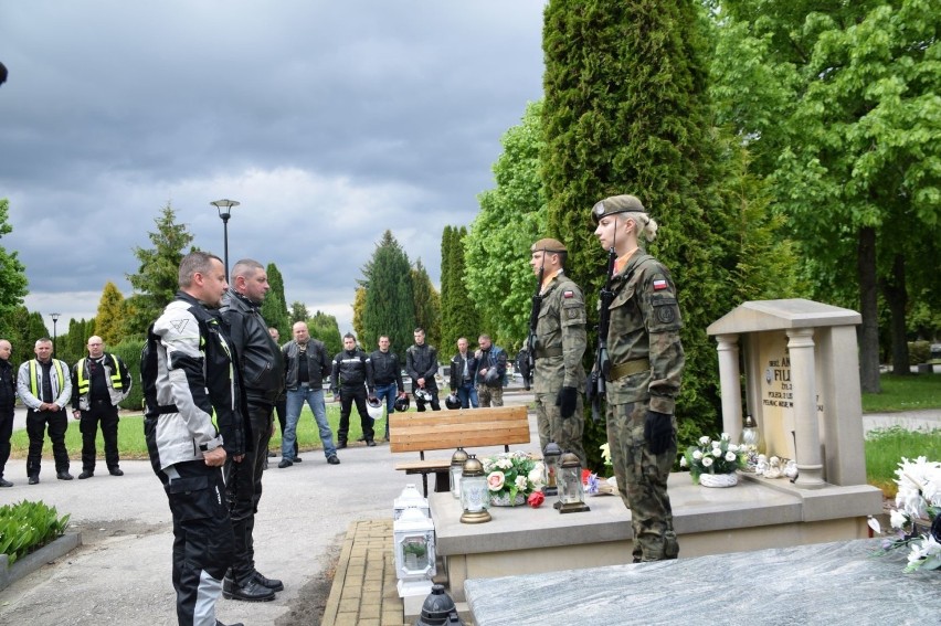 II Rajd Motocyklowy Weteranów. Żołnierze 2 Lubelskiej Brygady Obrony Terytorialnej odwiedzają groby poległych 