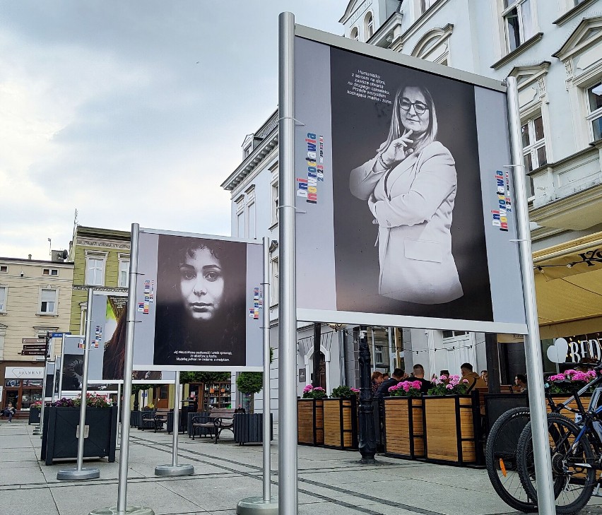 Dni Inowrocławia 2023. Uliczna wystawa fotografii portretowej Joanny Smolak. Wielkoformatowe zdjęcia możemy oglądać na placu Klasztornym 