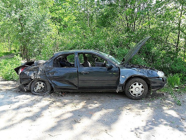 Wypadek w Lipie . Auto uderzyło w drzewo [zdjęcia]