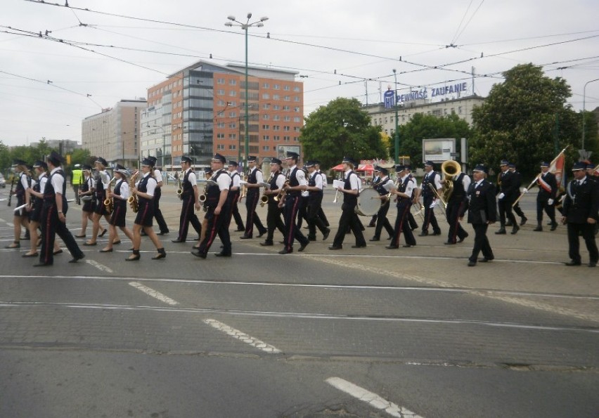 Uroczysta parada przez Poznań, dwie orkiestry dęte,...