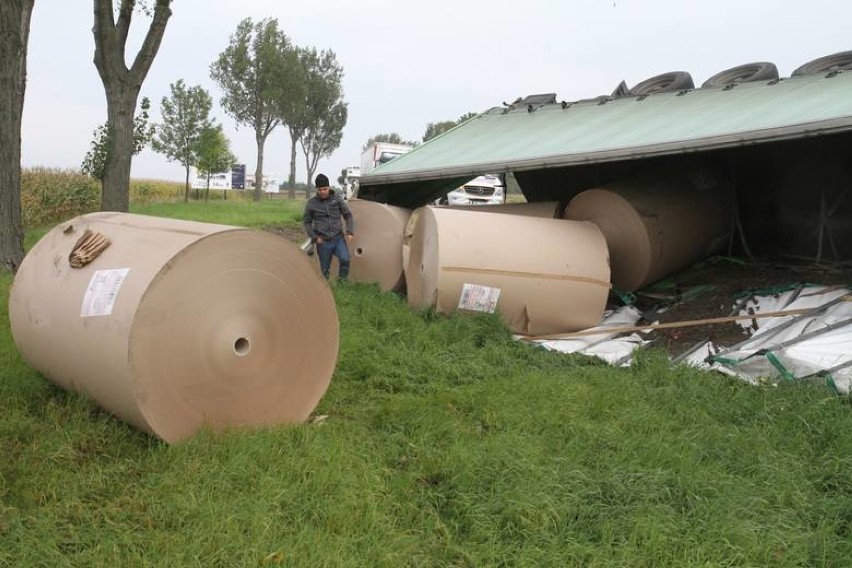 Groźny wypadek na DK8. Leżąca ciężarówka blokuje drogę....