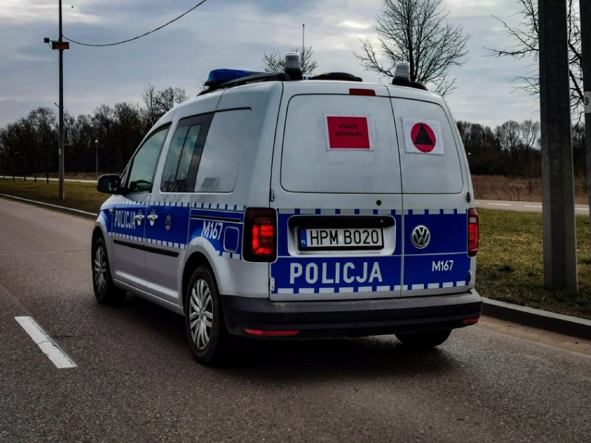 Koronawirus Podlaskie. Policja przez megafony apeluje o rozsądek #zostanwdomu!